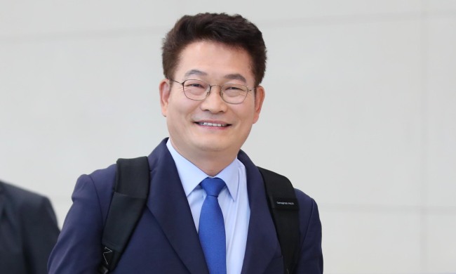송영길 대통령 직속 북방경제협력위원회(북방위) 위원장이 15일 오후 북한의 나선지역 방문을 마치고 인천국제공항을 통해 귀국하고 있다.[사진=연합뉴스]
송영길 대통령 직속 북방경제협력위원회(북방위) 위원장이 15일 오후 북한의 나선지역 방문을 마치고 인천국제공항을 통해 귀국하고 있다.[사진=연합뉴스]
