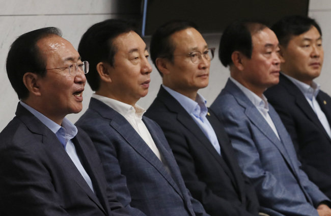 여야 5당 원내대표가 18일 출국 기자간담회에서 인사말을 하고 있다. 4박 6일 일정으로 미국을 방문하는 이들은 미국 의회와 행정부, 재계, 싱크탱크 관계자를 만나 한반도 비핵화와 항구적 평화체제 구축, 미국의 자동차 고율관세 부과 등 통상 현안에 관한 우리 측 입장을 전달할 계획이다. 왼쪽부터 정의당 노회찬, 자유한국당 김성태, 더불어민주당 홍영표, 민주평화당 장병완, 바른미래당 김관영 원내대표.[사진=연합뉴스]
여야 5당 원내대표가 18일 출국 기자간담회에서 인사말을 하고 있다. 4박 6일 일정으로 미국을 방문하는 이들은 미국 의회와 행정부, 재계, 싱크탱크 관계자를 만나 한반도 비핵화와 항구적 평화체제 구축, 미국의 자동차 고율관세 부과 등 통상 현안에 관한 우리 측 입장을 전달할 계획이다. 왼쪽부터 정의당 노회찬, 자유한국당 김성태, 더불어민주당 홍영표, 민주평화당 장병완, 바른미래당 김관영 원내대표.[사진=연합뉴스]