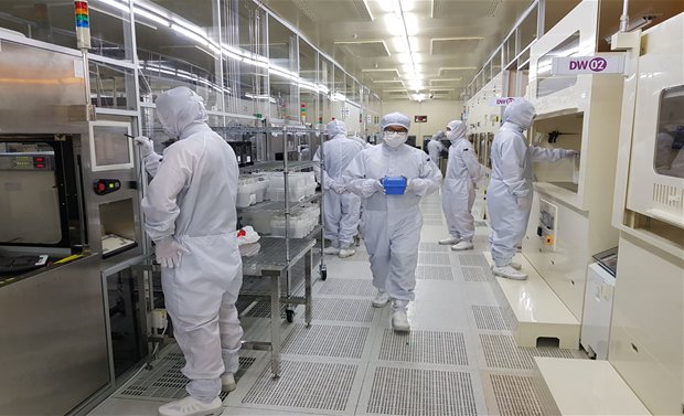 SiC 전력반도체 제조설비에서 연구원들이 작업을 수행하고 있다.[제공=한국전기연구원]