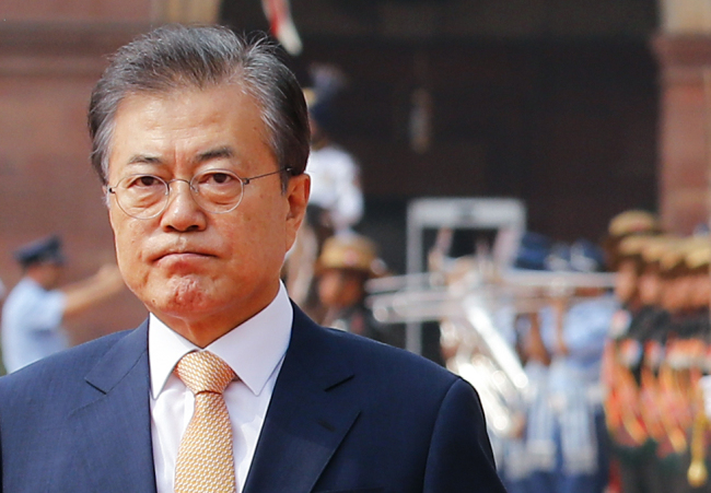 South Korean President Moon Jae-in inspects a guard of honor during his ceremonial reception at the president's house in New Delhi, India on July 10. (Yonhap)