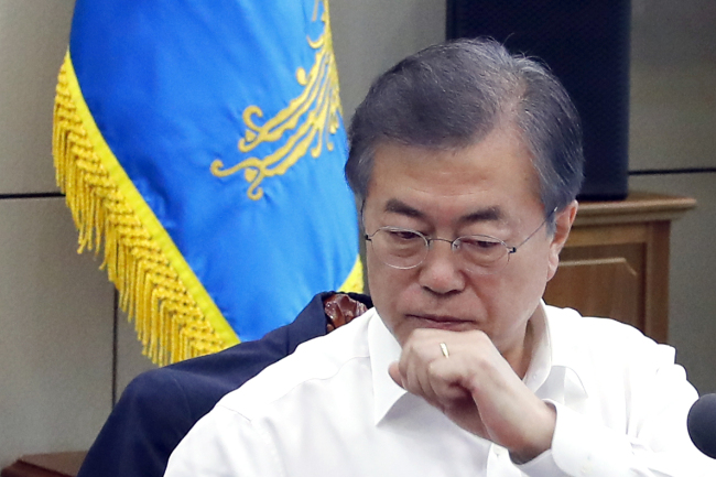 President Moon Jae-in at Monday's meeting with top presidential aides. Yonhap