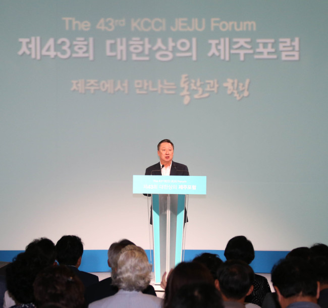 KCCI Chairman Park Yong-maan speaks at the opening ceremony of the KCCI Jeju Forum on Wednesday. (KCCI)