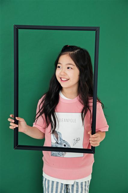 삼성물산 빈폴키즈가 동물 실사 사진을 프린트한 키즈 라인 ‘리틀 주’를 선보였다. 사진은 아이 모델들이 리틀 주 옷을 입고 있는 모습.