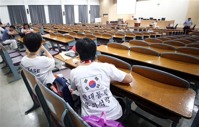 박근혜 전 대통령 1심선고 공판을 이틀 앞둔 18일 서울 서초동 서울회생법원의 방청권 추첨장소가 썰렁한 모습을 보이고 있다. 이날 일반 방청객 30명을 추첨하는 자리에 24명이 응모해 참가자는 모두 당첨됐다.  [연합뉴스]