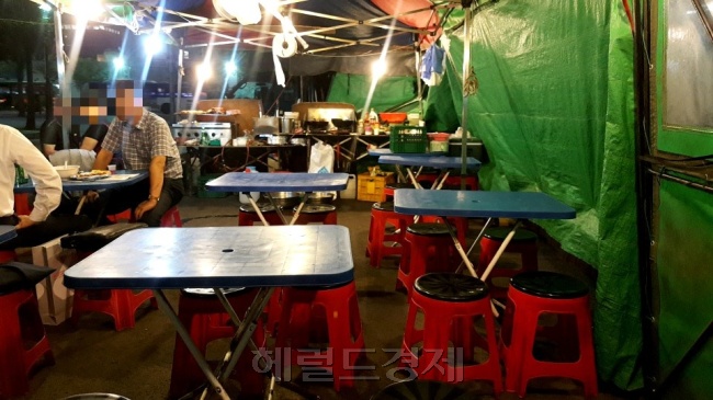 서울 영등포구의 한 야외 포장마차. 더워서 사람이 없다.