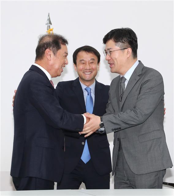 ‘어제의 동지, 오늘의….’  자유한국당 김병준 혁신비대위원장(왼쪽)이 19일 오전 국회에서 인사차 방문한 한병도 청와대 정무수석(가운데), 송인배 정무비서관과 반갑게 손을 맞잡고 있다. 김 위원장과 송 비서관은 참여정부 시절 청와대서 한솥밥을 먹은 사이다.  [연합뉴스]