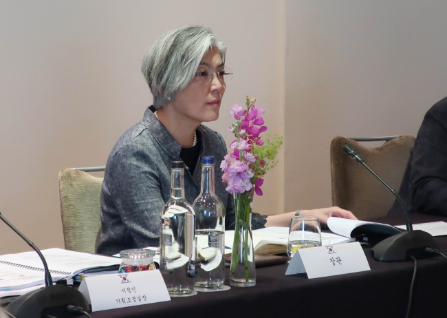 Foreign Minister Kang Kyung-wha (C) speaks during a meeting with reporters in London on July 18. (Yonhap)