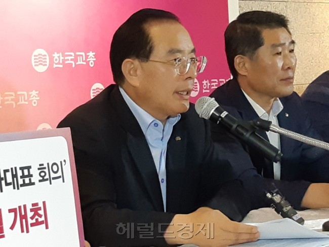 하윤수(사진 왼쪽) 교총 회장이 취임 2주년 기자간담회 자리에서 청와대 교육문화수석 부활의 필요성을 강조하는 모습. [사진=박도제 기자/pdj24@heraldcorp.com]