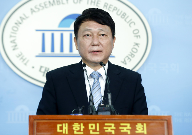 더불어민주당 최재성 의원이 19일 오전 국회 정론관에서 8.25 전당대회 당대표 경선 출마를 선언하고 있다.[사진=연합뉴스]
더불어민주당 최재성 의원이 19일 오전 국회 정론관에서 8.25 전당대회 당대표 경선 출마를 선언하고 있다.[사진=연합뉴스]