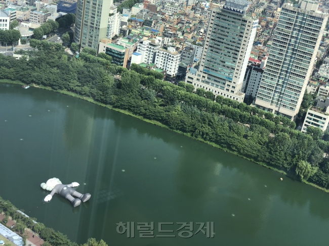 세계적 팝 아티스트 KAWS(카우스ㆍ본명 브라이언 도넬리)가 19일 서울 송파구 석촌호수에서 자신의 첫 플로팅 프로젝트 ‘카우스:홀리데이’를 공개했다. [사진=이한빛 기자/vicky@]