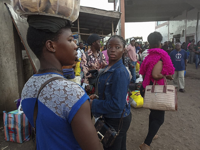 Residents from the Western Region in Cameroon arrivE at the bus terminal in Buea following renewed clashed in the restive anglophone region on July 15, 2018. Twenty civilians, including five students and a teacher, were killed on july 11-12, 2018 by the Cameroonian army in two localities in the Anglophone North-West region, an NGO on July 13, 2018. (Yonhap)