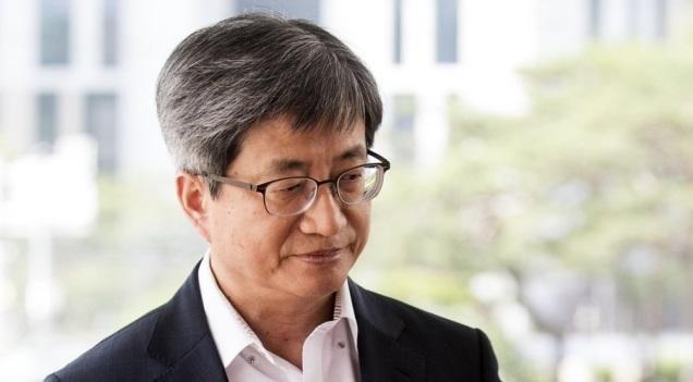 김명수 대법원장이 지난달 15일 사법행정권 남용 의혹으로 징계 청구한 판사 13명에 대한 법관징계위원회 회의가 20일 열린다.  [연합뉴스]