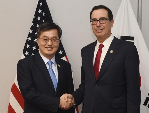 South Korea's finance minister Kim Dong-yeon and US
Secretary of the Treasury Steven Mnuchin (Yonhap)