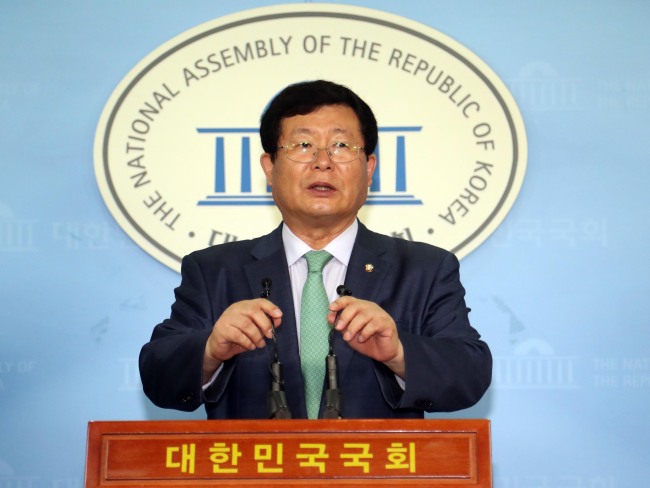 더불어민주당 설훈 의원이 22일 오전 국회 정론관에서 당 최고위원 출마를 밝히고 있다. (사진=연합뉴스)