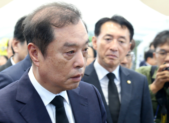 22일 경북 포항 해병대 1사단 김대식관에 마련된 마린온 헬기 사고 순직 장병 합동분향소에서 자유한국당 김병준 비상대책위원장이 유족을 위로하고 있다. (사진=연합뉴스)