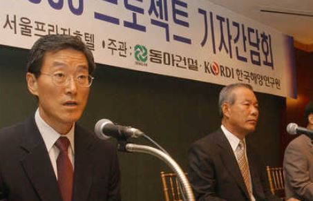 동아건설 김시웅 사장(가운데)과 변상경 한국해양연구원장 등이 서울 프라자호텔에서 돈스코이호로 추정되는 침몰선체 탐사 과정과 결과 등을 공개하고 있다. 2003.6.3 [연합뉴스 자료사진]