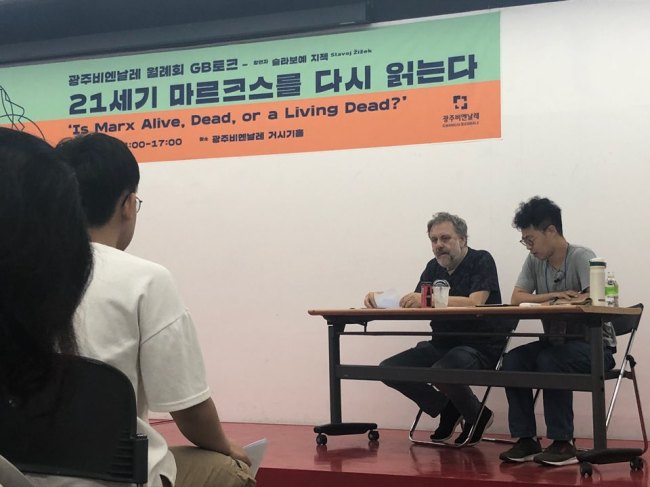 Slavoj Zizek speaks at a lecture held on Saturday in Gwangju, South Jeolla Province. (Gwangju Biennale Foundation)