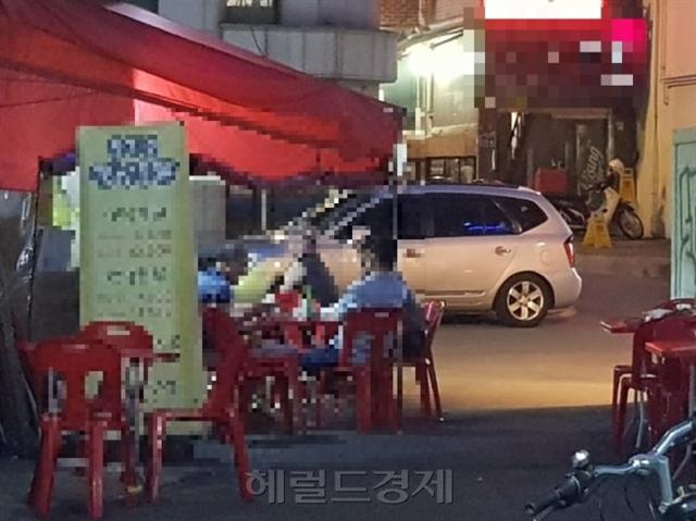 서울시내 편의점과 음식점이 야외 테이블을 두기 시작하며 이에 따른 소음 피해를 호소하는 불만이 계속되고 있다.  [헤럴드DB]
