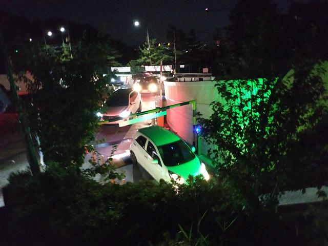 22일 늦은 오후, 반포한강공원 인근의 편의점 앞을 가득 채운 인파(왼쪽 사진). 북악팔각정 주차장에 진입하기 위해 대기중인 차량들. 김성우 기자/zzz@heraldcorp.com