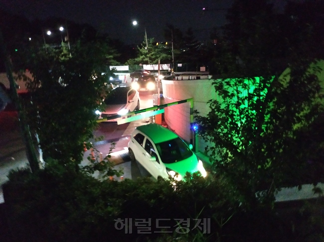 22일 늦은 오후, 반포한강공원 인근의 편의점 앞을 가득 채운 인파(왼쪽 사진). 북악팔각정 주차장에 진입하기 위해 대기중인 차량들. 김성우 기자/zzz@heraldcorp.com