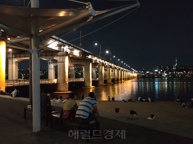 반포한강공원 앞 둔치에 앉아 있는 시민들. [사진=김성우 기자/zzz@heraldcorp.com]