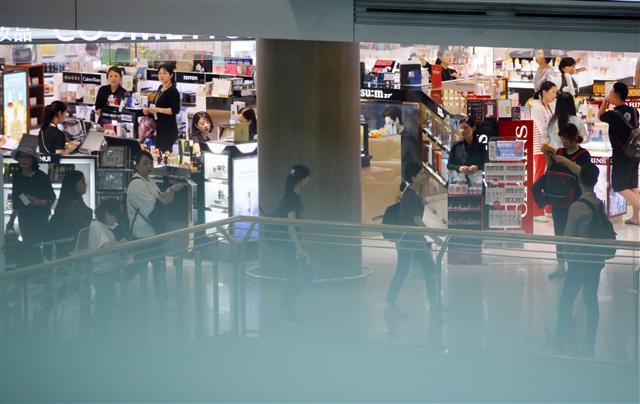 이태규 바른미래당 의원이 관세법 개정안을 발의하면서 인천국제공항 입국장 면세점 허용을 둘러싼 논의가 재점화됐다. 사진은 인천공항 출국장 면세점.   [연합뉴스]