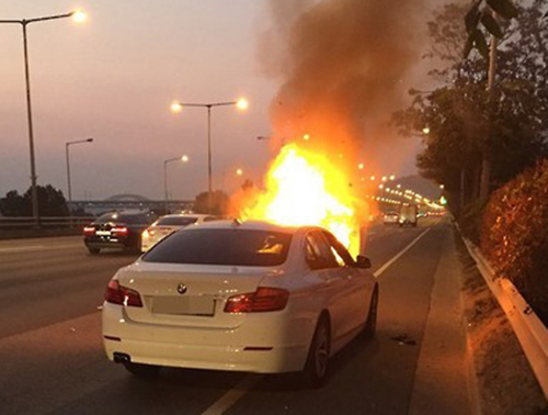 지난해 11월 3일 자유로 방화대교 인근을 달리던 중 화재가 발생해 차량이 전소된 BMW 520d 차량 (사진=연합뉴스)