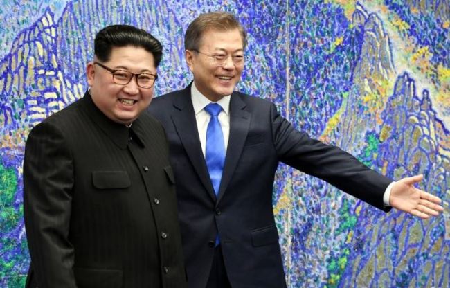 North Korean leader Kim Jong-un, left, and South Korean President Moon Jae-in. (Yonhap)