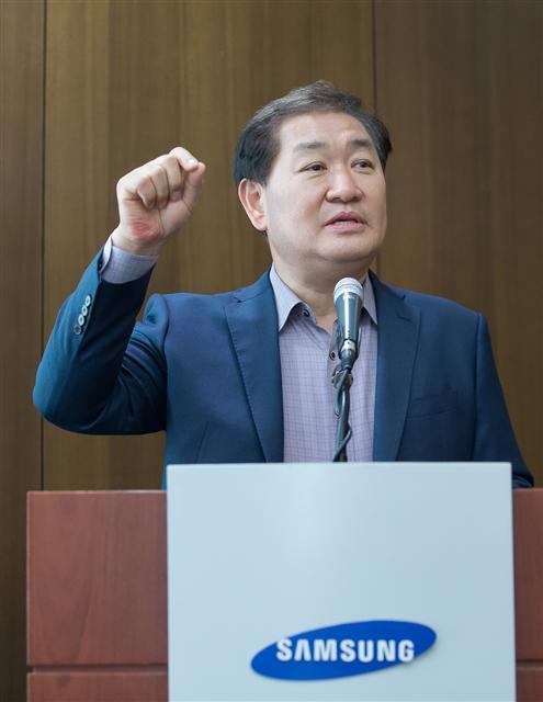삼성전자 영상디스플레이 사업부장 한종희 사장이 삼성전자 수원사업장(디지털시티)에서 미래 TV에 대한 전략을 소개하고 있다.  [제공=삼성전자]