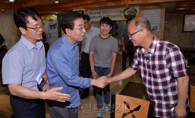 박원순 서울시장이 삼양동 옥탑방으로 한 달동안  주거를 이전한 후 23일 첫 시민과의 대화를 위해 거리로 나서고 있다. 박시장은 이날 둘레길을 산책후 인근 식당에서 시민들과 아침식사를 하며 대화를 나눴다.<br />정희조 기자/checho@heraldcor.com  180723
박원순 서울시장이 삼양동 옥탑방으로 한 달동안  주거를 이전한 후 23일 첫 시민과의 대화를 위해 거리로 나서고 있다. 박시장은 이날 둘레길을 산책후 인근 식당에서 시민들과 아침식사를 하며 대화를 나눴다.
정희조 기자/checho@heraldcor.com  180723