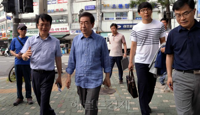 박원순 서울시장이 삼양동 옥탑방으로 한 달동안  주거를 이전한 후 23일 첫 시민과의 대화를 위해 거리로 나서고 있다. 박시장은 이날 둘레길을 산책후 인근 식당에서 시민들과 아침식사를 하며 대화를 나눴다.<br />정희조 기자/checho@heraldcor.com  180723
박원순 서울시장이 삼양동 옥탑방으로 한 달동안  주거를 이전한 후 23일 첫 시민과의 대화를 위해 거리로 나서고 있다. 박시장은 이날 둘레길을 산책후 인근 식당에서 시민들과 아침식사를 하며 대화를 나눴다.
정희조 기자/checho@heraldcor.com  180723