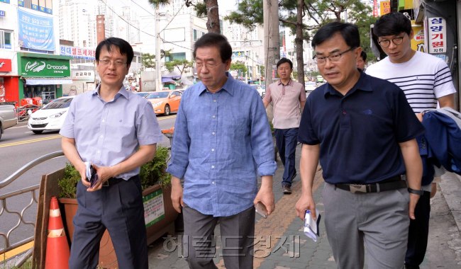 박원순 서울시장이 삼양동 옥탑방으로 한 달동안  주거를 이전한 후 23일 첫 시민과의 대화를 위해 거리로 나서고 있다. 박시장은 이날 둘레길을 산책후 인근 식당에서 시민들과 아침식사를 하며 대화를 나눴다.<br />정희조 기자/checho@heraldcor.com  180723
박원순 서울시장이 삼양동 옥탑방으로 한 달동안  주거를 이전한 후 23일 첫 시민과의 대화를 위해 거리로 나서고 있다. 박시장은 이날 둘레길을 산책후 인근 식당에서 시민들과 아침식사를 하며 대화를 나눴다.
정희조 기자/checho@heraldcor.com  180723