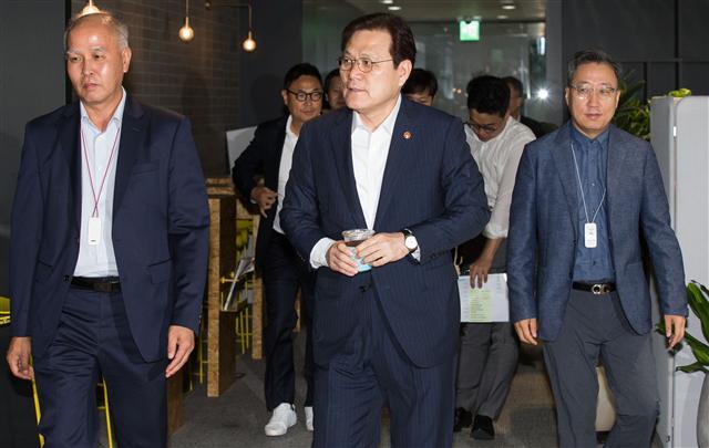 23일 경기도 성남시 카카오뱅크에서 열린 ‘핀테크 생태계 활성화를 위한 현장간담회’에 참석한 최종구 금융위원장(가운데)과 이용우(왼쪽)ㆍ윤호영(오른쪽) 카카오뱅크 공동대표.
[제공 =금융위원회]