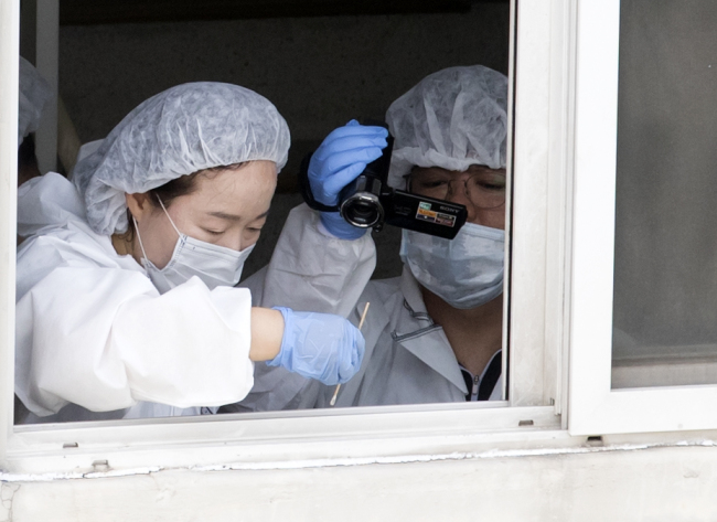 <YONHAP PHOTO-3960> 사망 현장 조사하는 감식원들 (서울=연합뉴스) 윤동진 기자 = 23일 오전 정의당 노회찬 원내대표가 투신 사망한 것으로 알려진 서울 중구 한 아파트에서 감식원들이 현장조사를 하고 있다. 2018.7.23 mon@yna.co.kr/2018-07-23 13:29:10/ <저작권자 ⓒ 1980-2018 ㈜연합뉴스. 무단 전재 재배포 금지.>
<YONHAP PHOTO-3960> 사망 현장 조사하는 감식원들 (서울=연합뉴스) 윤동진 기자 = 23일 오전 정의당 노회찬 원내대표가 투신 사망한 것으로 알려진 서울 중구 한 아파트에서 감식원들이 현장조사를 하고 있다. 2018.7.23 mon@yna.co.kr/2018-07-23 13:29:10/ <저작권자 ⓒ 1980-2018 ㈜연합뉴스. 무단 전재 재배포 금지.>
