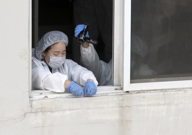 <YONHAP PHOTO-3962> '노회찬 투신 사망' 현장 조사하는 감식원들 (서울=연합뉴스) 윤동진 기자 = 23일 오전 정의당 노회찬 원내대표가 투신 사망한 것으로 알려진 서울 중구 한 아파트에서 감식원들이 현장조사를 하고 있다. 2018.7.23 mon@yna.co.kr/2018-07-23 13:29:16/ <저작권자 ⓒ 1980-2018 ㈜연합뉴스. 무단 전재 재배포 금지.>
<YONHAP PHOTO-3962> '노회찬 투신 사망' 현장 조사하는 감식원들 (서울=연합뉴스) 윤동진 기자 = 23일 오전 정의당 노회찬 원내대표가 투신 사망한 것으로 알려진 서울 중구 한 아파트에서 감식원들이 현장조사를 하고 있다. 2018.7.23 mon@yna.co.kr/2018-07-23 13:29:16/ <저작권자 ⓒ 1980-2018 ㈜연합뉴스. 무단 전재 재배포 금지.>
