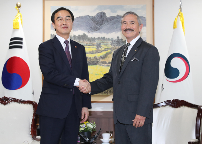 South Korean Unification Minister Cho Myoung-gyon (left) and US Ambassador to Seoul Harry Harris (right). (Yonhap)