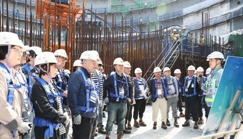 A group of citizens look around the construction site of the Shin Kori 5 and 6 nuclear power reactors in Ulsan on May 10, 2018. (Yonhap)