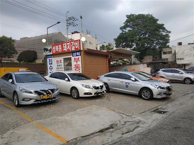 기사식당 주차장에 늘어선 개인택시 차량들. 이곳에서 법인택시 차량은 찾아보기 힘들었다.