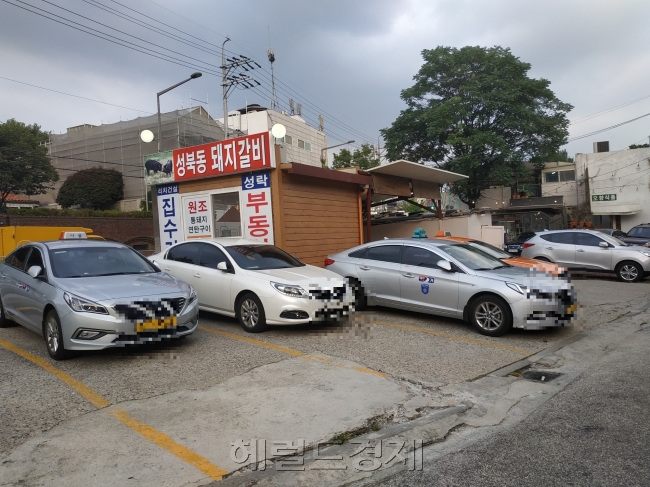 기사식당 주차장에 늘어선 개인택시 차량들. 이곳에서 법인택시 차량은 찾아보기 힘들었다.