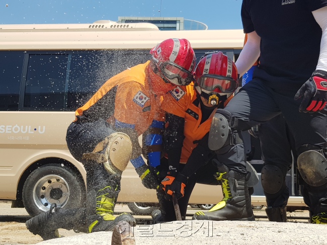 19일 폐건물에서 훈련을 하고 있는 서울 광진소방서 대원들.