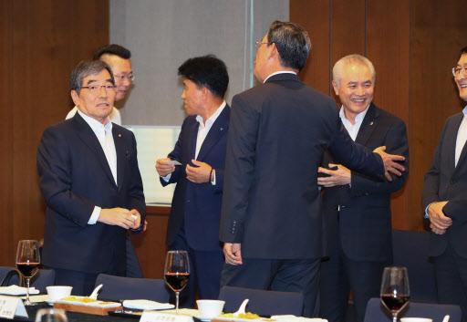윤석헌(왼쪽) 금융감독원장이 지난 23일 서울 중구 명동 은행연합회에서 22개 시중은행장과 간담회를 갖기에 앞서 참석자들과 인사를 나누고 있다. 지난 5월 취임 이후 처음으로 은행장들을 만난 자리에서 윤 원장은 금융소비자 보호와 금융권의 신뢰회복을 강조했다. 은행들은 전년대비 54% 늘어난 약 4600명(하반기에만 3100명)을 채용하는 등 사회적 책임을 다하겠다는 계획을 발표했다.  [연합뉴스]