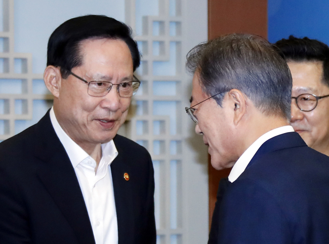 South Korean Defense Minister Song Young-moo, left, and President Moon Jae-in. (Yonhap)