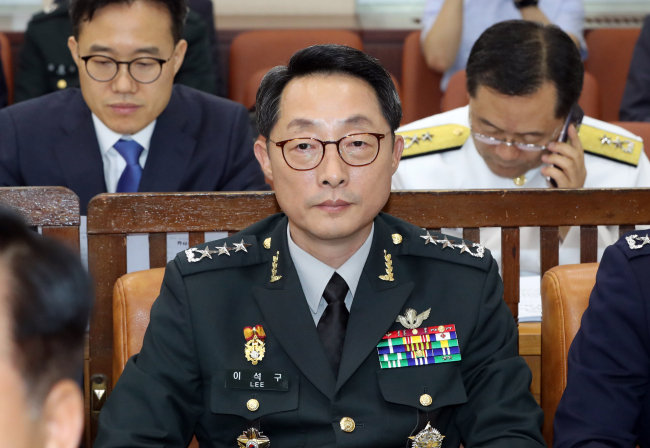 이석구 국군기무사령관이 24일 국회에서 국방부 업무보고 및 현안보고를 위해 열린 국방위원회 전체회의에 참석해 있다.[사진=연합뉴스]
이석구 국군기무사령관이 24일 국회에서 국방부 업무보고 및 현안보고를 위해 열린 국방위원회 전체회의에 참석해 있다.[사진=연합뉴스]
