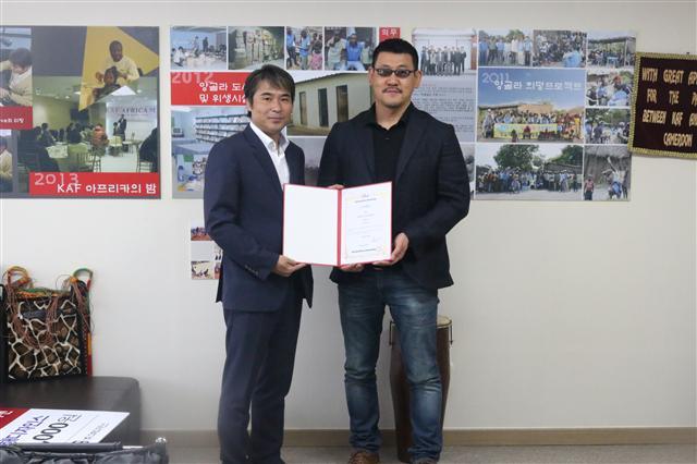 마호길 KAF 회장(사진 왼쪽)과 김성택 ㈜다해디자인스 대표이사가 23일 후원 약정서를 체결한 뒤 기념촬영하고 있다.[사진=KAF 제공]