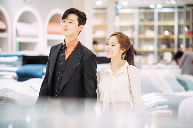 순수 로맨스물은 후반 들면 긴장이 풀리기 마련이다. 사랑이 이뤄져 달달함도 한 두번이지, 매번 이 모습과 장면으로 갈 수는 없다. 하지만 ‘김비서가 왜 그럴까’는 꿋꿋하게 순수 로맨스만으로 가고 있다. 이것이 이 드라마의 매력 포인트 이다.