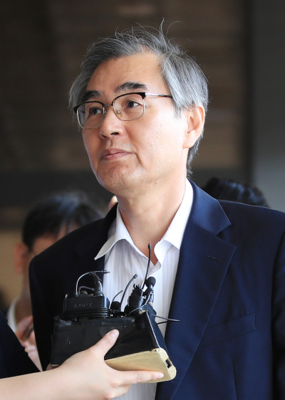 공정거래위원회 출신 간부들의 불법 재취업을 도운 혐의를 받는 정재찬 전 공정거래위원장이 25일 오전 서울중앙지검에 피의자 신분으로 출석하고 있다. [사진=연합뉴스]