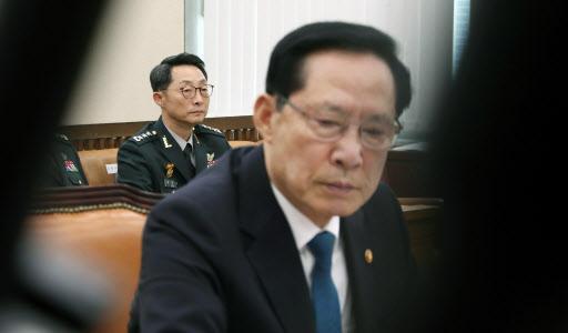 송영무 국방장관(오른쪽)과 이석구 국군기무사령관(왼쪽)이 24일 국회에서 열린 국방위원회 전체회의에 참석하고 있다.  [연합뉴스]