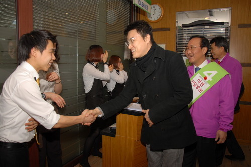 노 의원이 지난 2012년 총선 후보였을 당시 유세를 도운 배우 박중훈. [출처=노회찬 의원 공식홈페이지]