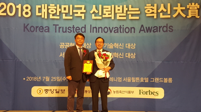 25일 이두환(오른쪽) 문화엑스포 사무처장이 ‘글로벌 문화 브랜드’부문 대상을 받은 뒤 기념촬영을 하고 있다. [사진제공=문화엑스포]