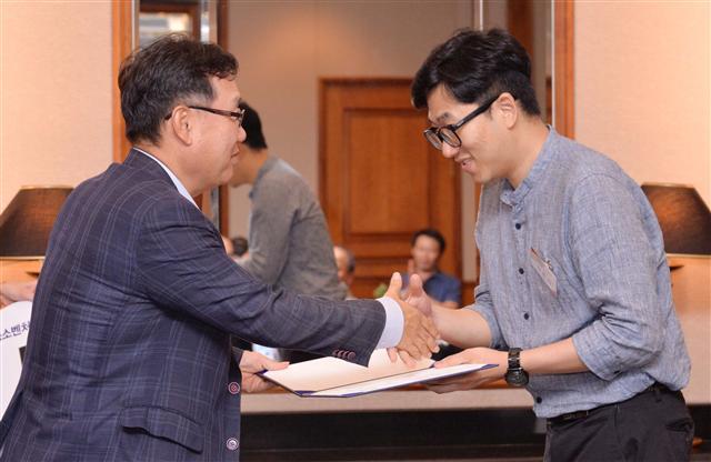 권충원 (주)헤럴드 대표가 대상 수상자 양홍석 씨를 시상하며 악수로 격려하고 있다.
정희조 기자/checho@heraldcorp.com